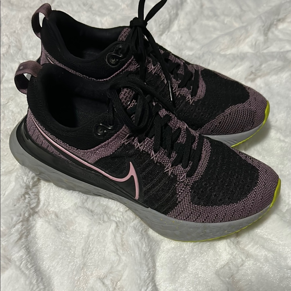 Nike Women's Black and Pink Running Shoes